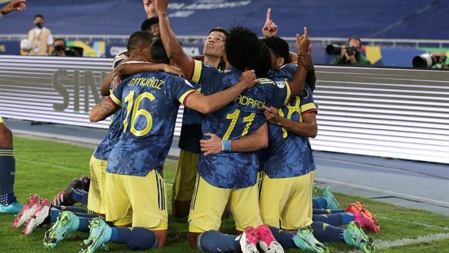 Así reaccionó la prensa extranjera al golazo de chilena de Lucho Díaz. Foto: Agencia EFE