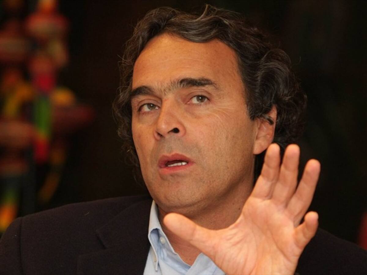 Hay que revisar con lentes infrarrojo a los candidatos que recogen firmas: Sergio Fajardo
