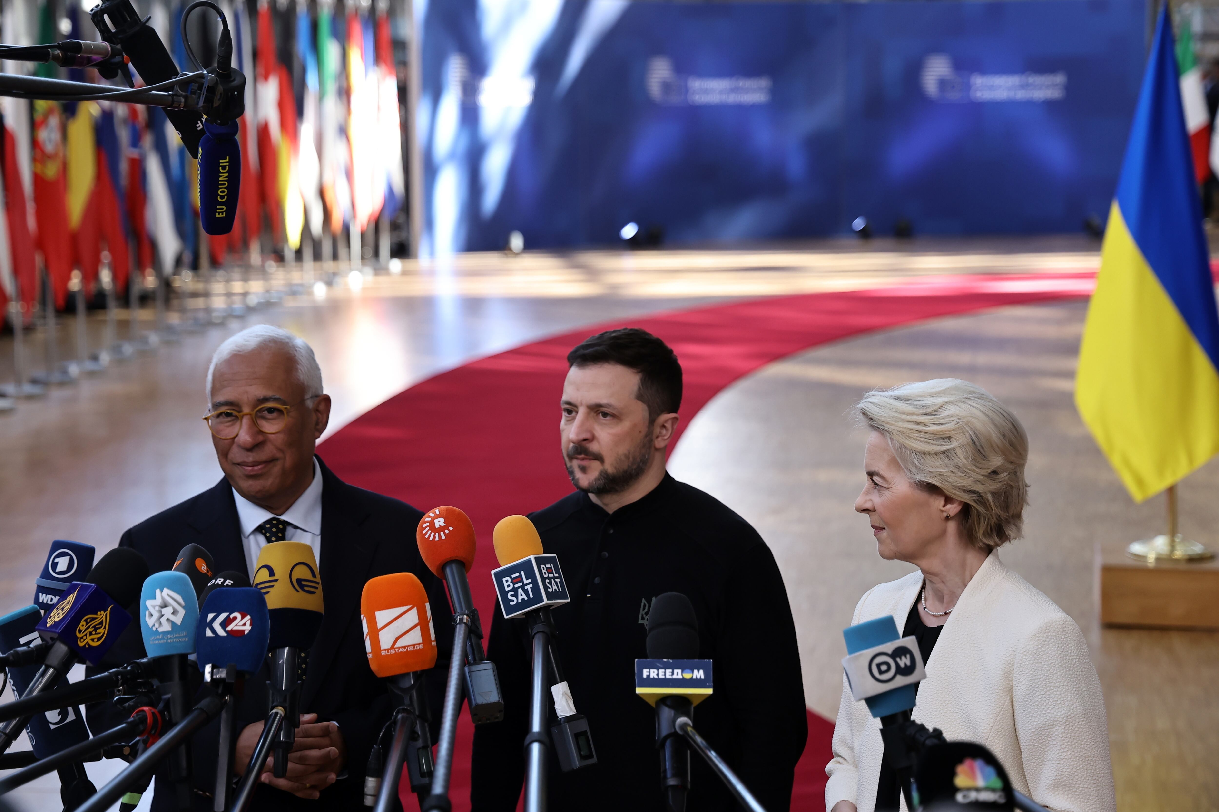 BRUSSELS (Belgium), 06/03/2025.- (L-R) EU Council President Antonio Costa, Ukraine's President Volodymyr Zelensky and European Commission President Ursula von der Leyen talk to the press as they arrive for an European Council meeting in Brussels, Belgium, 06 March 2025. The EU leaders are convening for a special summit to discuss ongoing support for Ukraine and enhance European defence. (Bélgica, Ucrania, Bruselas) EFE/EPA/CHRISTOPHE PETIT TESSON