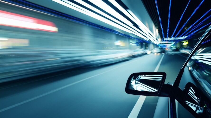 En España, un hombre fue detenido por conducir en contradirección y con un cadáver de copiloto. Foto: Getty Images / ALUBALISH