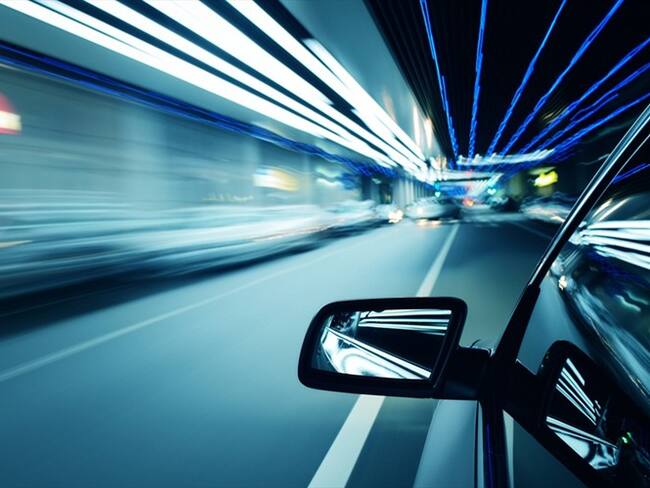 En España, un hombre fue detenido por conducir en contradirección y con un cadáver de copiloto. Foto: Getty Images / ALUBALISH