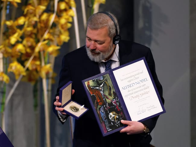Periodista ruso Dmitri Murátov entregó la medalla del Premio Nobel a fondo de refugiados ucranianos