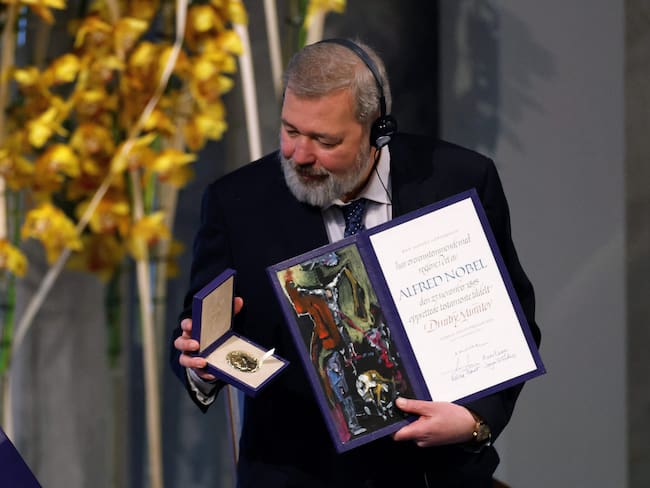 Periodista ruso Dmitri Murátov entregó la medalla del Premio Nobel a fondo de refugiados ucranianos