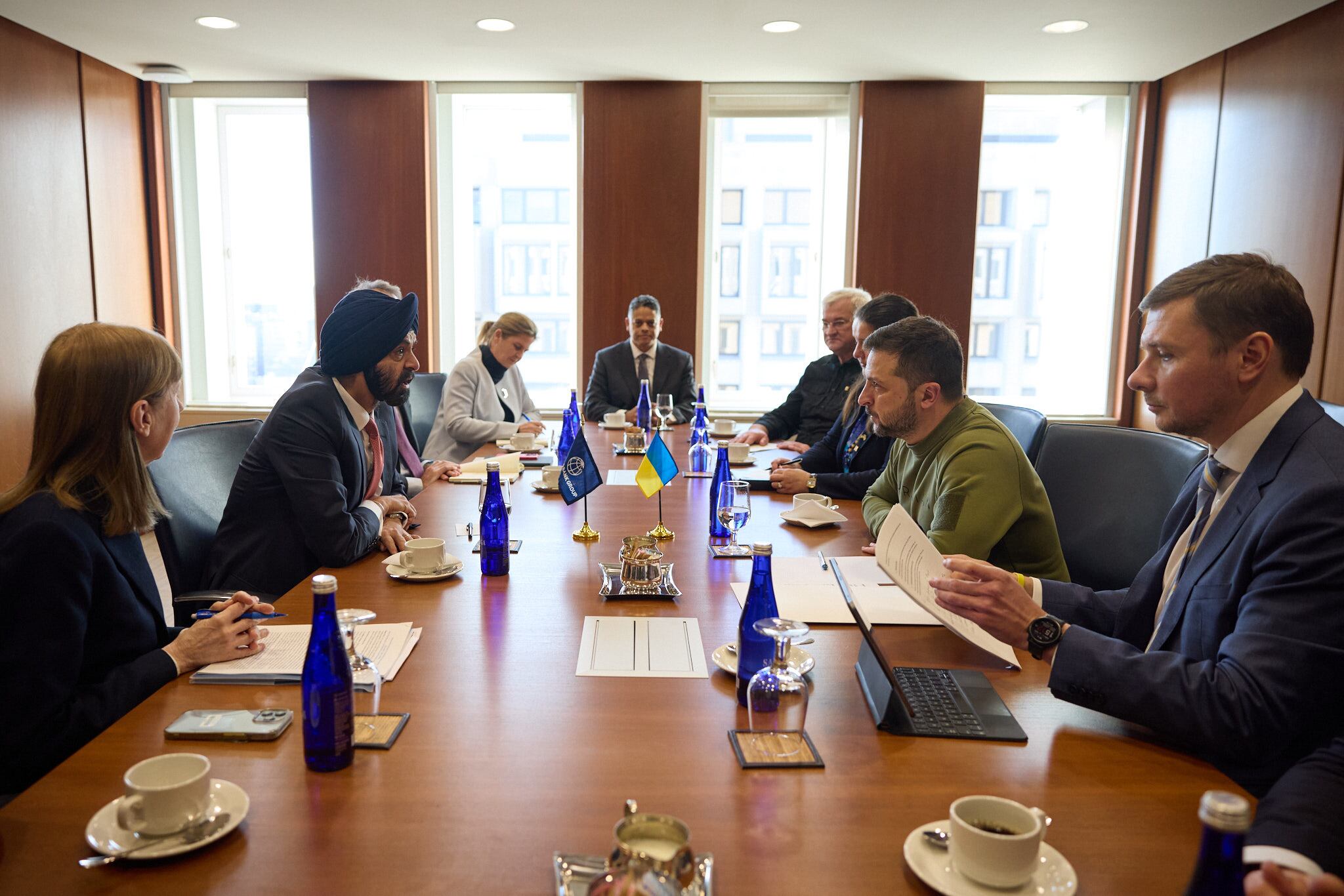 Presidente ucraniano, Volodímir Zelenski (2d), mientras habla con el presidente del Banco Mundial, Ajay banga (2i), durante una reunión hoy en Washington (EE.UU.). El Directorio Ejecutivo del Fondo Monetario Internacional (FMI) aprobó este lunes la segunda revisión del acuerdo firmado con Ucrania, una decisión que libera un giro de 900 millones de dólares para Kiev. EFE/X-ZelenskyyUa /SOLO USO EDITORIAL /NO VENTAS /SOLO DISPONIBLE PARA ILUSTRAR LA NOTICIA QUE ACOMPAÑA /CRÉDITO OBLIGATORIO