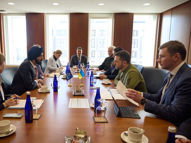 Presidente ucraniano, Volodímir Zelenski (2d), mientras habla con el presidente del Banco Mundial, Ajay banga (2i), durante una reunión hoy en Washington (EE.UU.). El Directorio Ejecutivo del Fondo Monetario Internacional (FMI) aprobó este lunes la segunda revisión del acuerdo firmado con Ucrania, una decisión que libera un giro de 900 millones de dólares para Kiev. EFE/X-ZelenskyyUa /SOLO USO EDITORIAL /NO VENTAS /SOLO DISPONIBLE PARA ILUSTRAR LA NOTICIA QUE ACOMPAÑA /CRÉDITO OBLIGATORIO