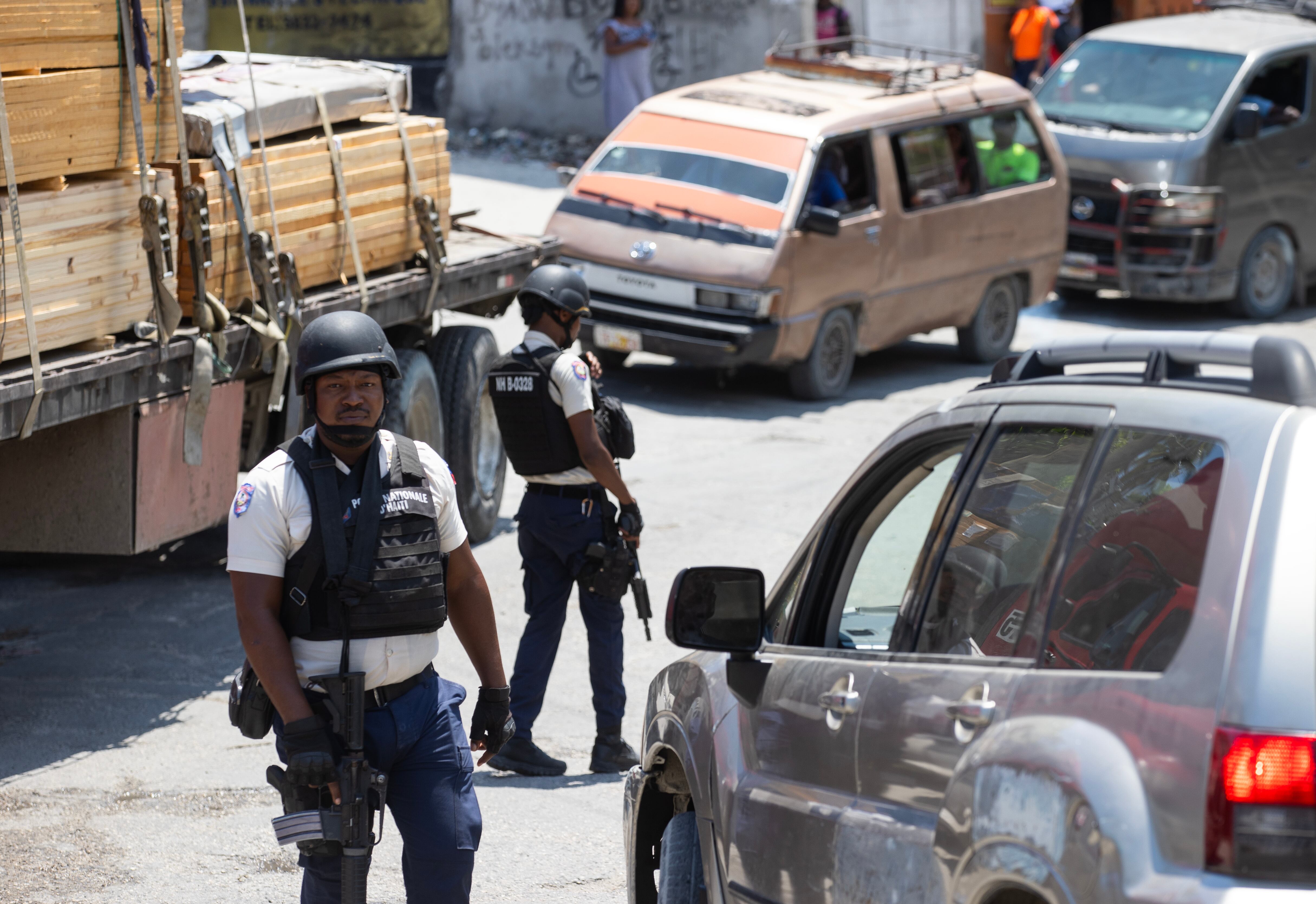 Policías en Puerto Príncipe, Haití. Foto: EFE/Orlando Barría