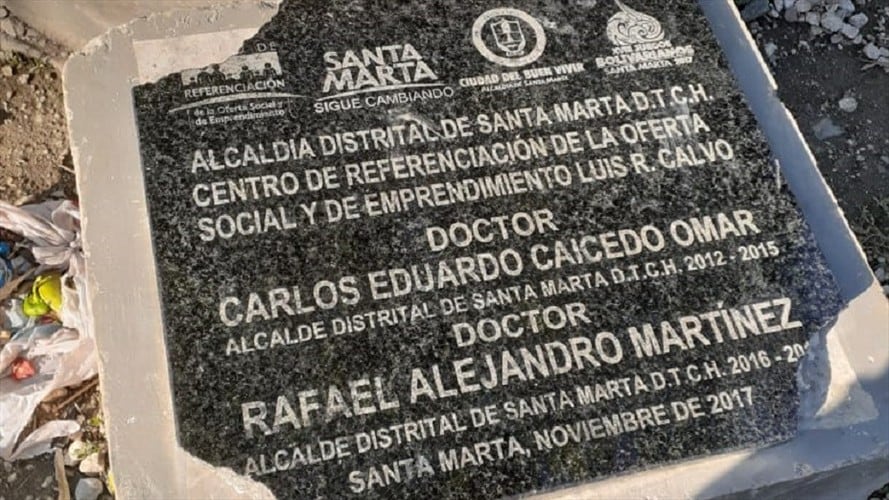 Admiten demanda contra Alcaldía de Santa Marta por placas instaladas en obras públicas. Foto: Cortesía