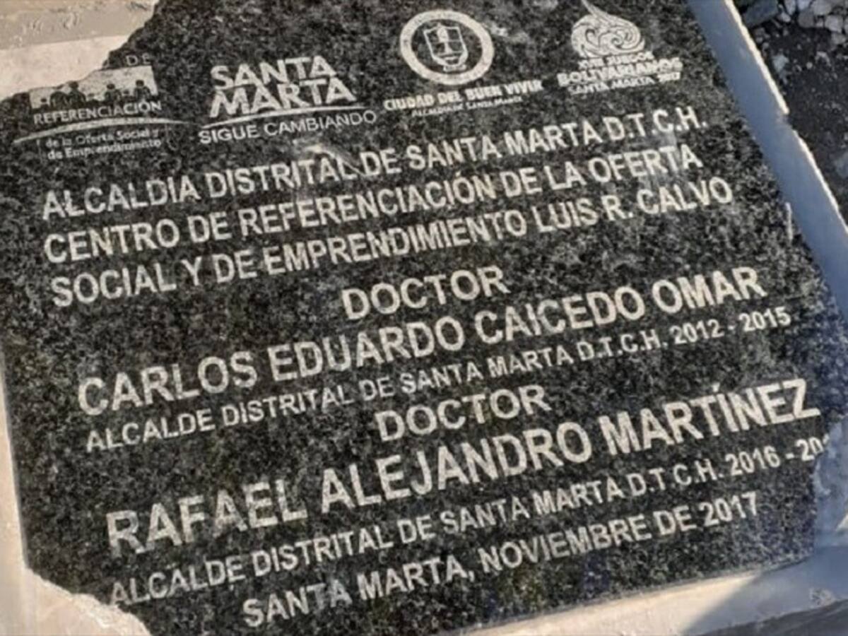 Admiten demanda contra Alcaldía de Santa Marta por placas instaladas en obras públicas