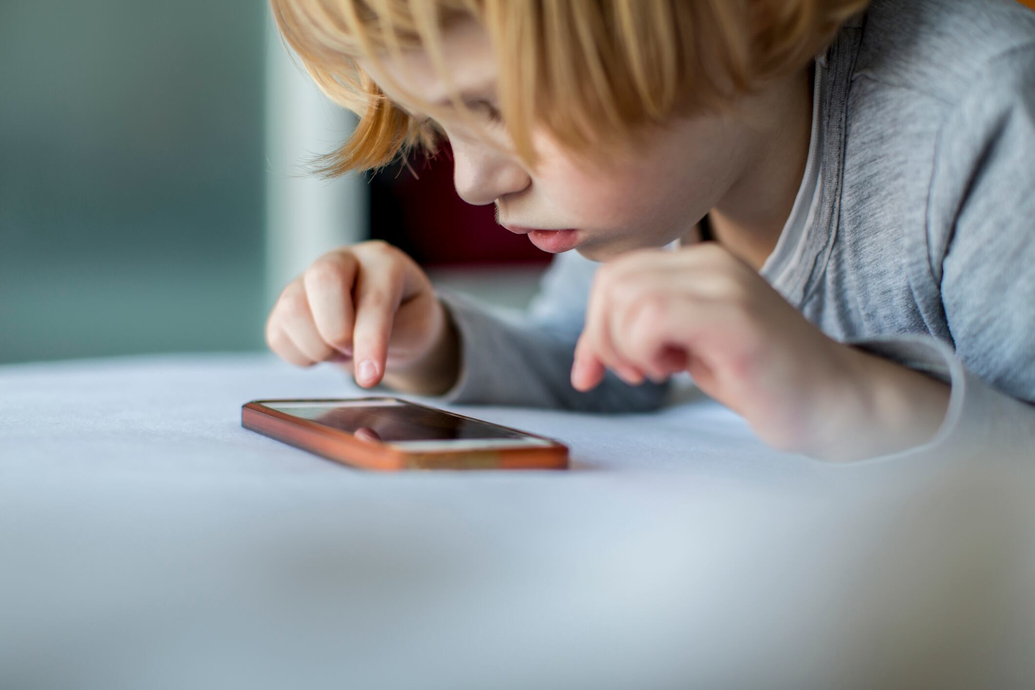 Uso del celular en los niños: ¿Se prohíbe o se les enseña a manejar el internet?