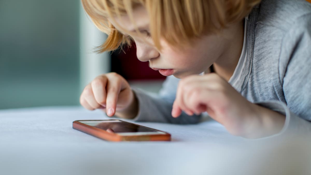 Uso del celular en los niños: ¿Se prohíbe o se les enseña a manejar el internet?