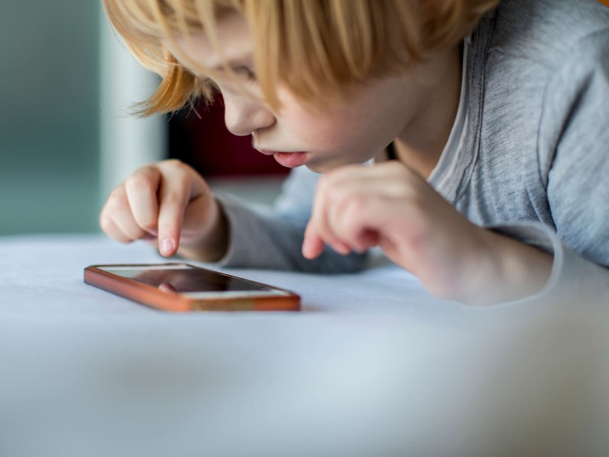 ¿Debería prohibirse el acceso de menores a redes sociales en Colombia?