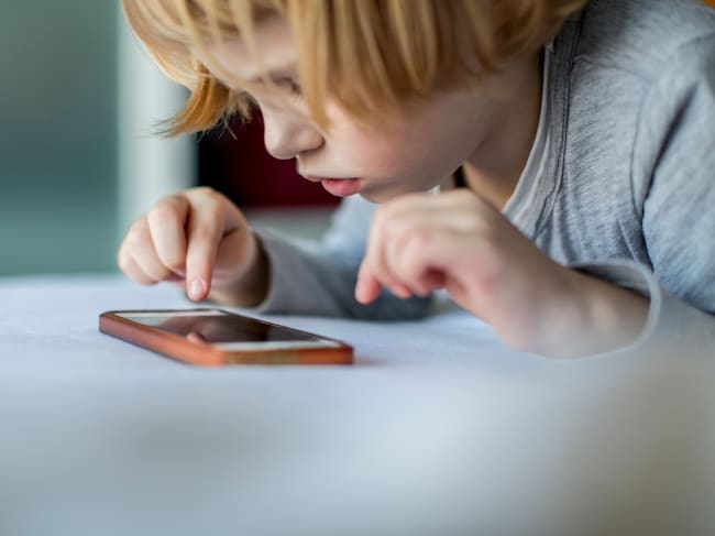 Niños usando el celular, imagen de referencia. Foto: Getty Images