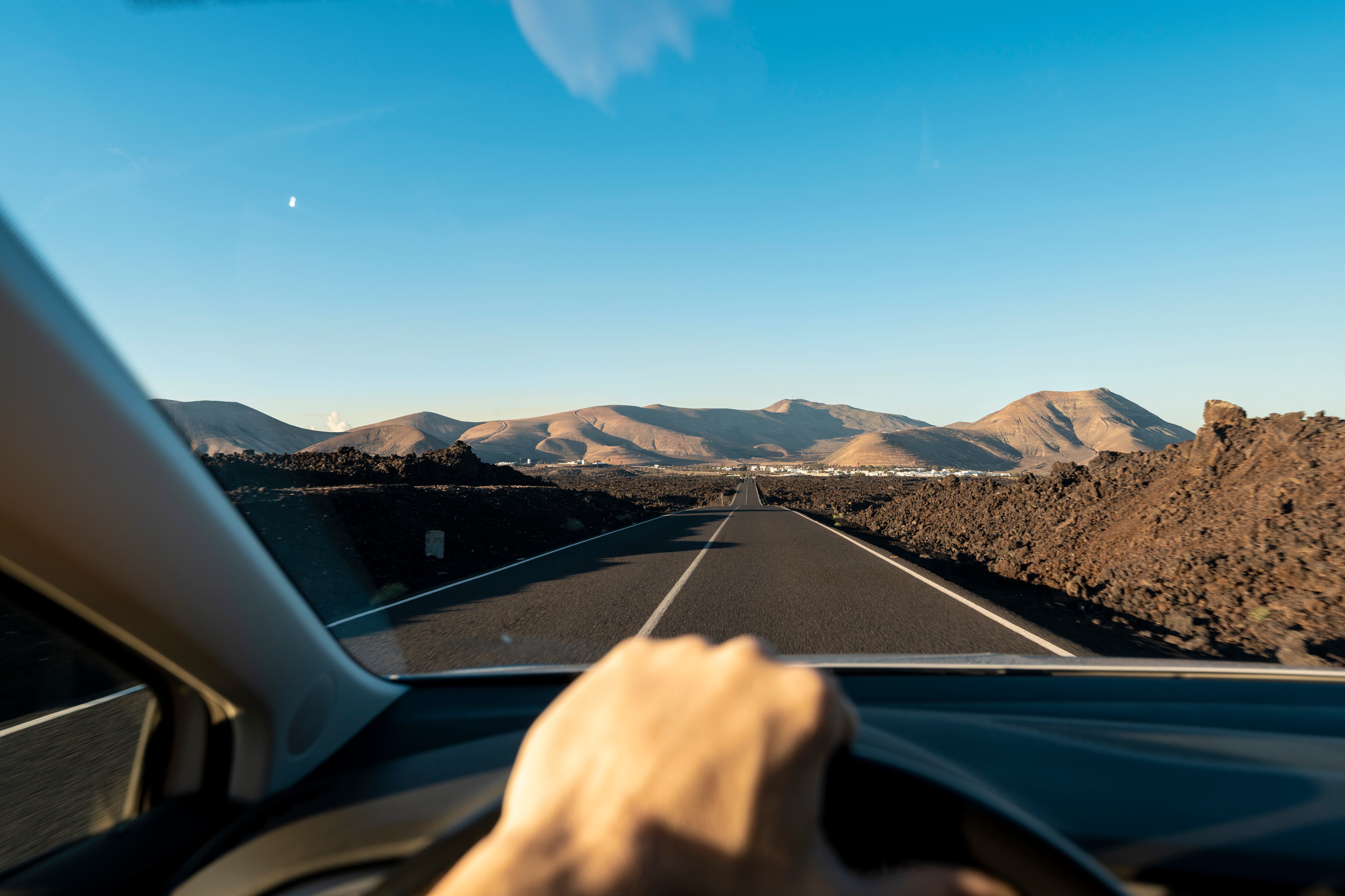 Imagen referencia de una persona conduciendo por carretera (GettyImages)