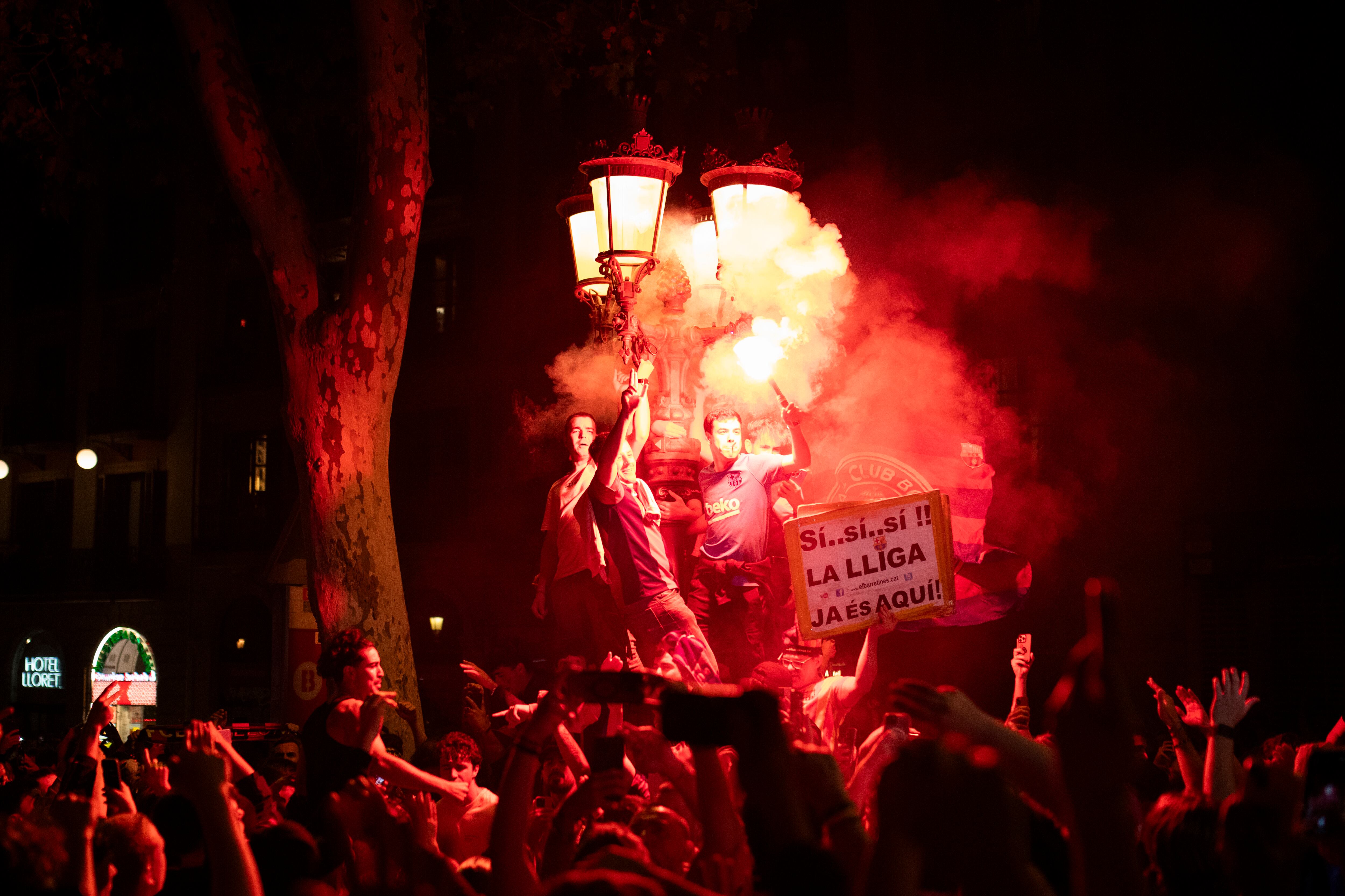 Aficionados del Barcelona en canaletas. Foto: Camilo Moreno/NurPhoto via Getty Images.