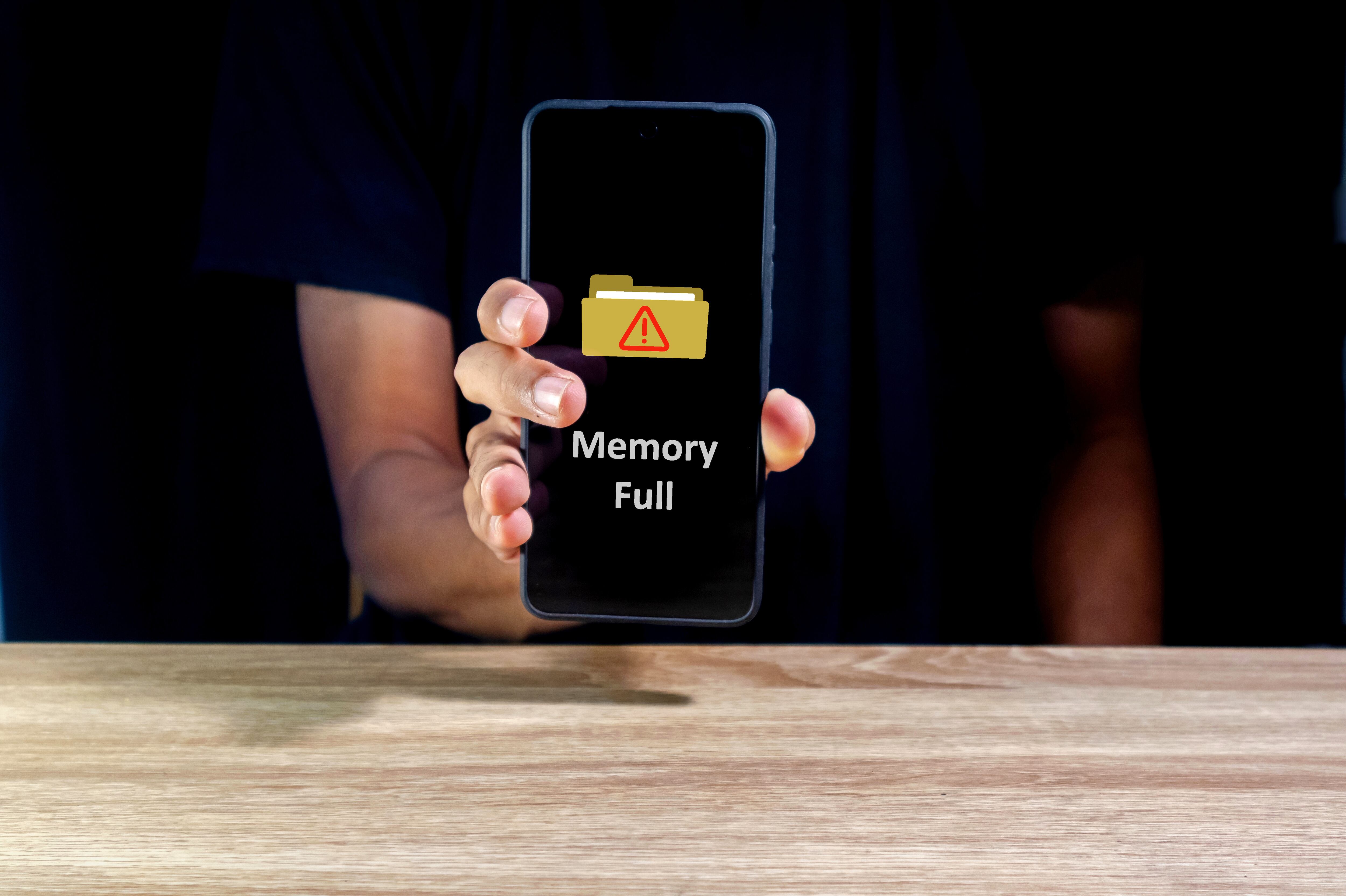 Imagen referencia de memoria llena en un celular (GettyImages)