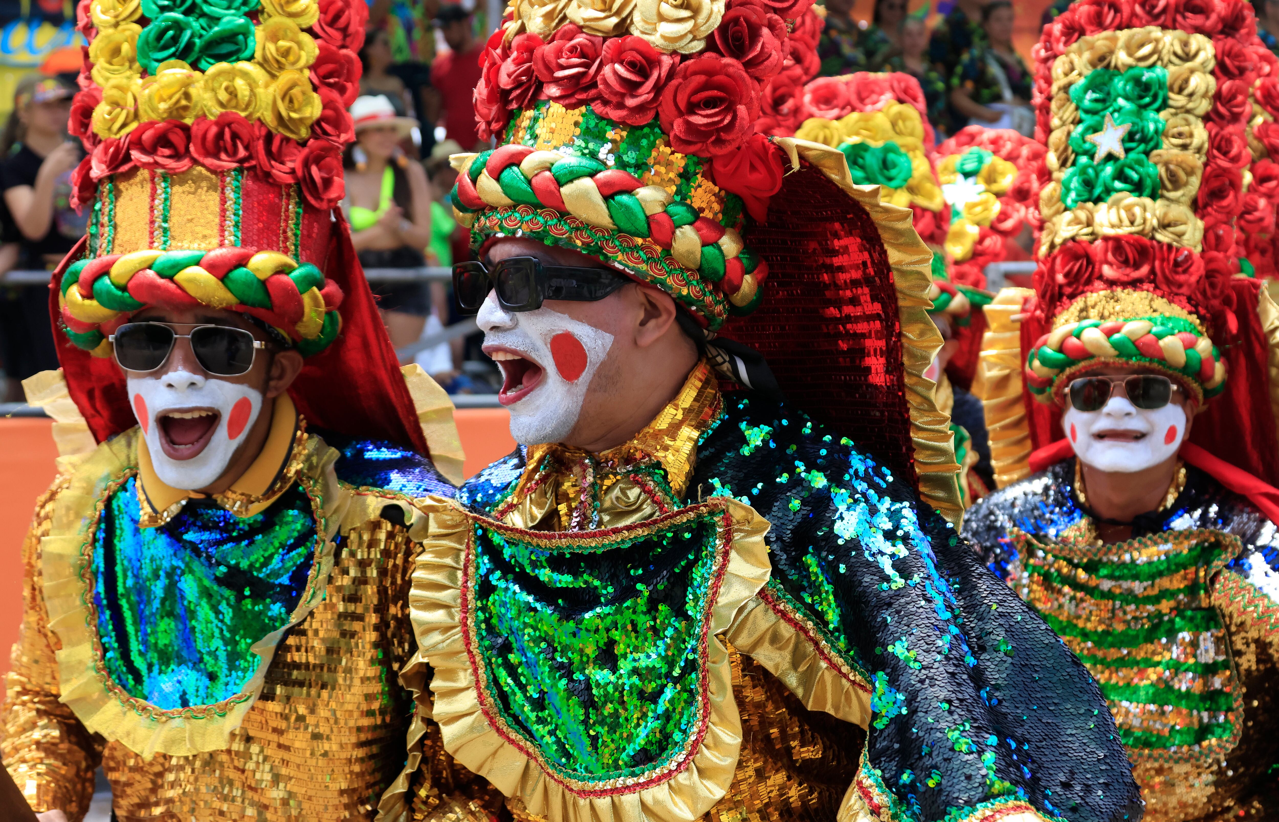 AME5752. BARRANQUILLA (COLOMBIA), 02/03/2025.- Integrantes de una comparsa participan este domingo, en la Gran Parada de Tradición, en el segundo día del Carnaval de Barranquilla (Colombia). EFE/ Ricardo Maldonado Rozo