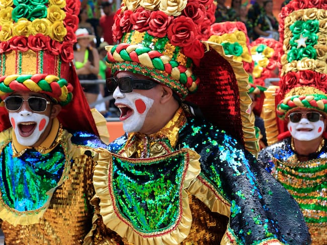 AME5752. BARRANQUILLA (COLOMBIA), 02/03/2025.- Integrantes de una comparsa participan este domingo, en la Gran Parada de Tradición, en el segundo día del Carnaval de Barranquilla (Colombia). EFE/ Ricardo Maldonado Rozo