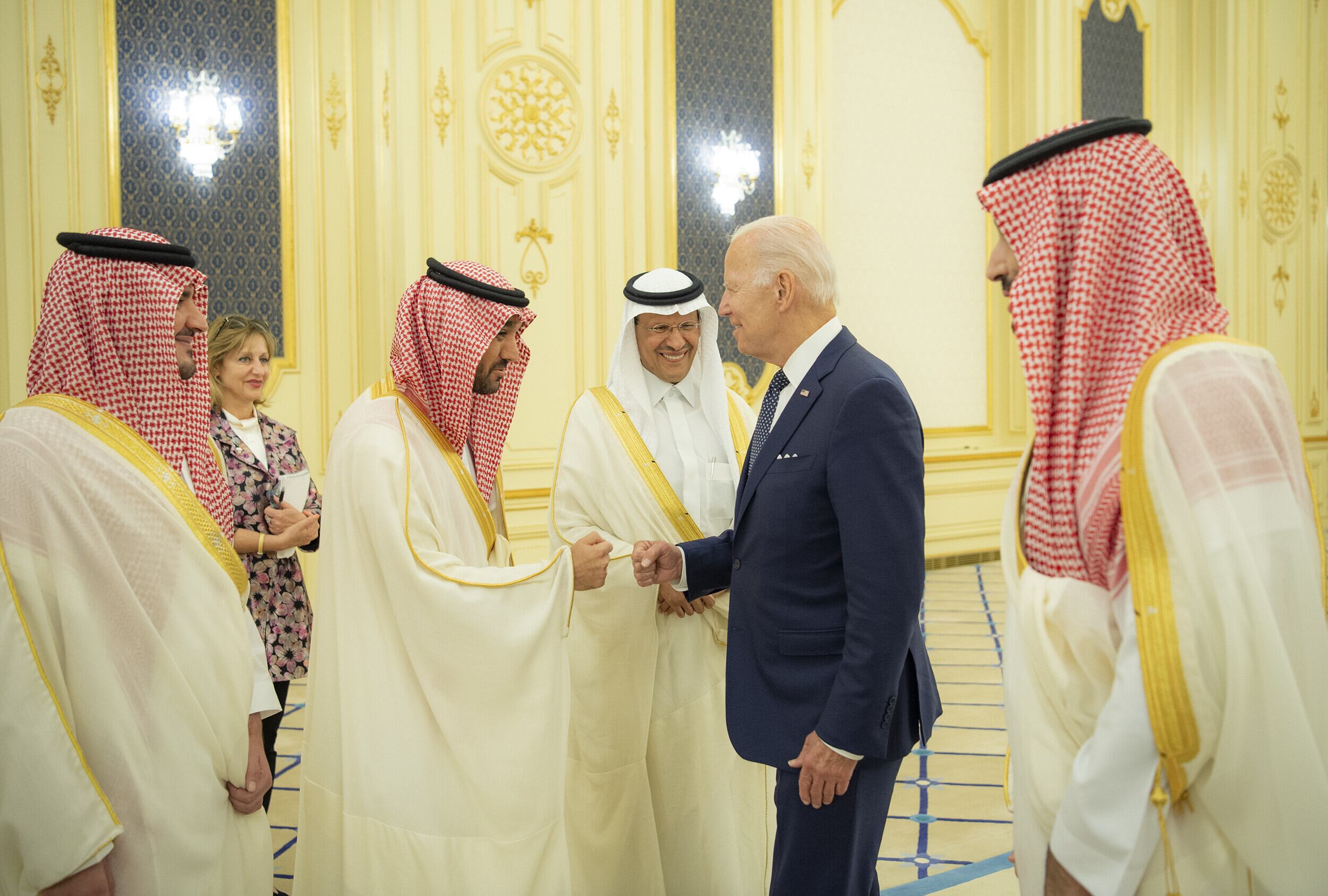 El presidente de Estados Unidos, Joe Biden, en su encuentro con el príncipe heredero de Arabia Saudita, Mohammed bin Salmán. (Photo by Royal Court of Saudi Arabia/Anadolu Agency via Getty Images)