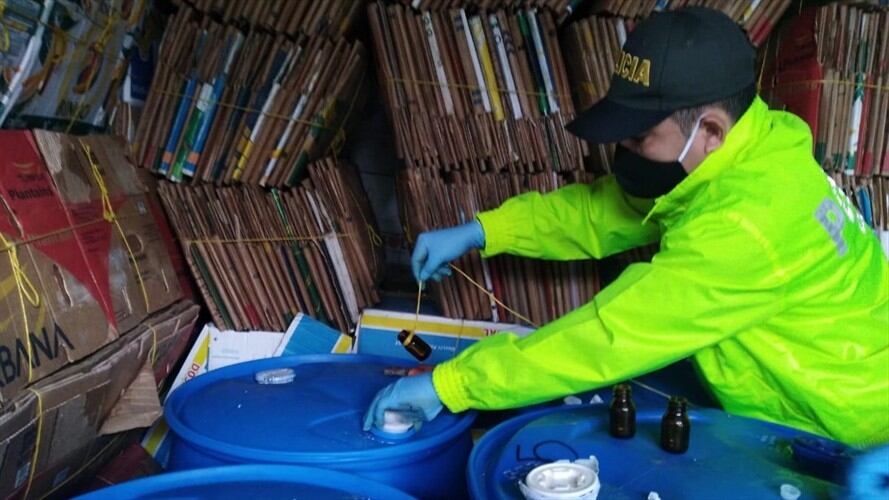 El alucinógeno era transportado en 8 canecas de color azul escondidas entre materiales reciclables. Foto: Cortesía: Policía