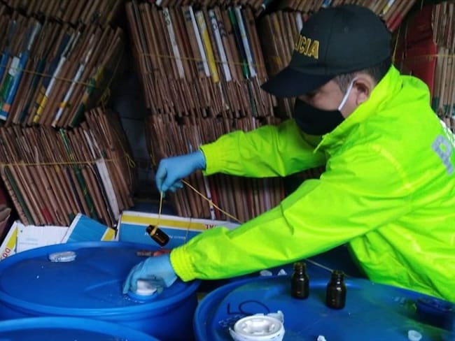 El alucinógeno era transportado en 8 canecas de color azul escondidas entre materiales reciclables. Foto: Cortesía: Policía