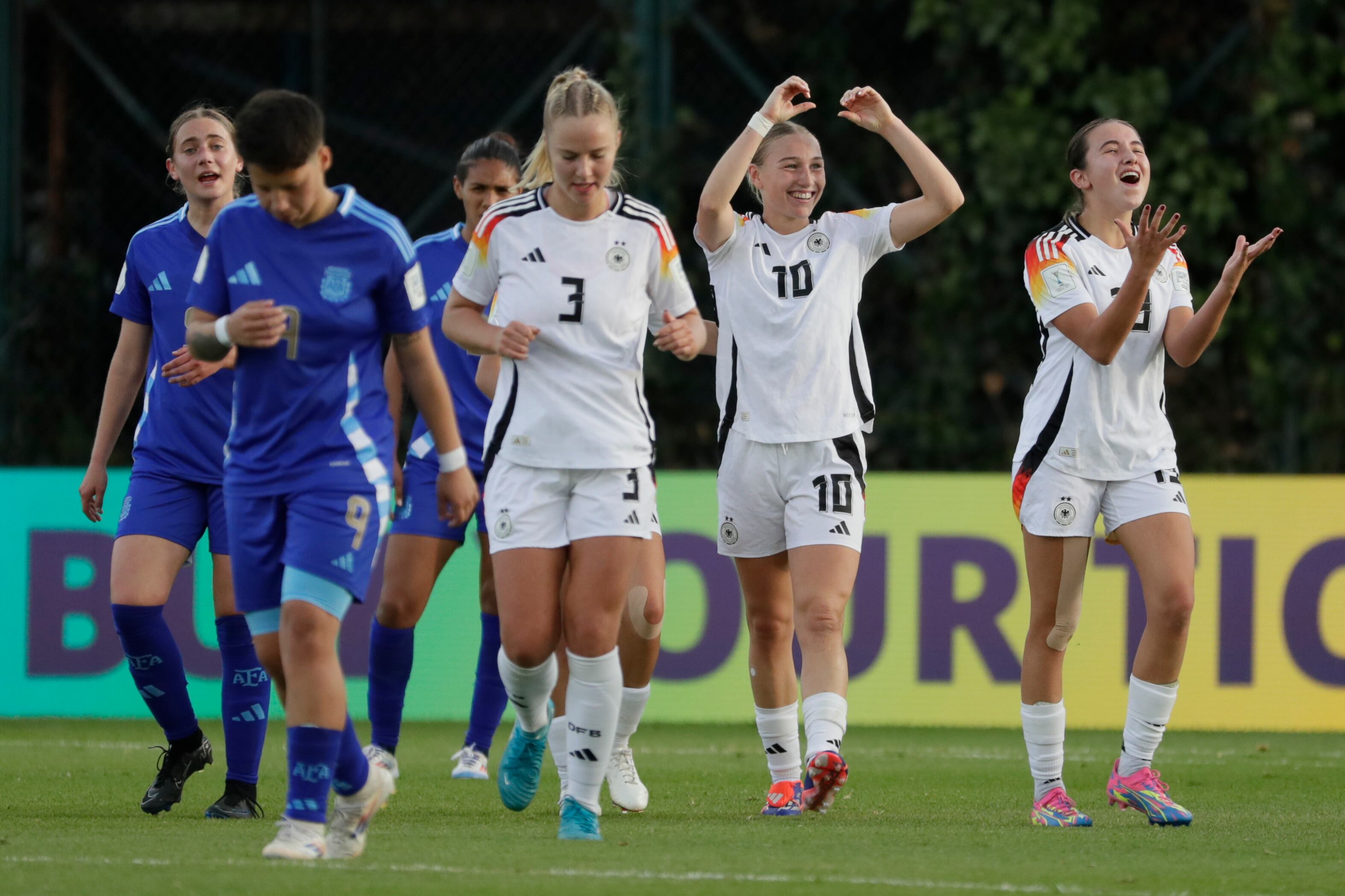 AMDEP6984. BOGOTÁ (COLOMBIA), 12/09/2024.- Sophie Nachtigall (2-d) de Alemania celebra un gol este jueves, en un partido de los octavos de final de la Copa Mundial Femenina sub-20 entre las selecciones de Alemania y Argentina en estadio de Techo en Bogotá (Colombia). EFE/ Carlos Ortega