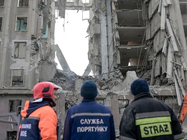 Se eleva a tres el número de muertos tras ataque ruso en Mikolaiv