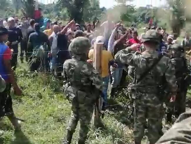 Campesinos impiden salida de soldados de la base militar en el municipio de Tibú. Foto: Cortesía