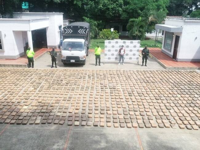 El capturado, el vehículo y la sustancia incautada fueron dejados a disposición de las autoridades competentes. Foto: Policía Nacional