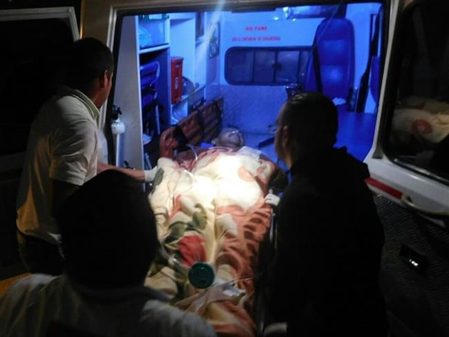 En la ‘chiva’ se transportaban 25 personas, entre ellas tres menores de edad que resultaron ilesos.. Foto: Cortesía/ Bomberos de Popayán.