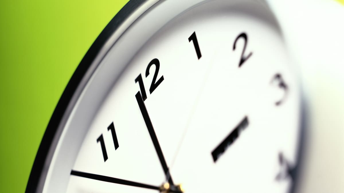 Si para el día se dice a.m. y para la noche p.m., ¿cuál es la abreviatura para decir ‘mediodía’?