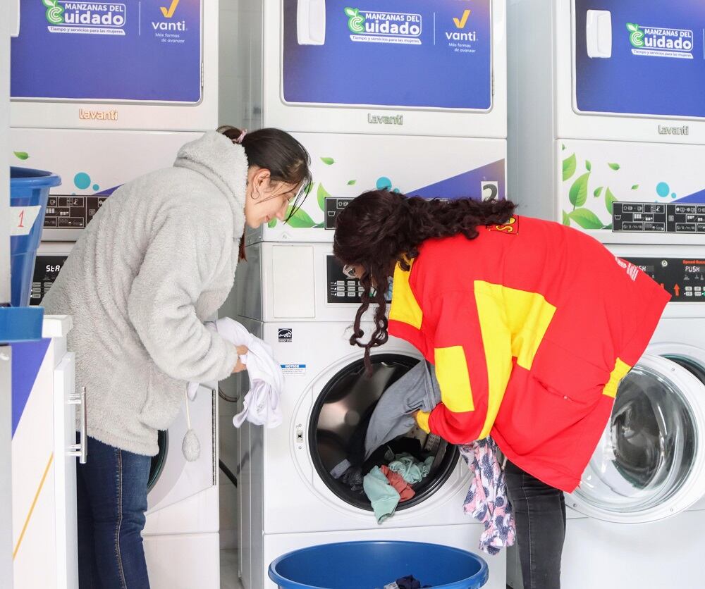 Con estas importantes contribuciones se benefician actualmente más de 400 mil mujeres en 20 sedes de las Manzanas del Cuidado.