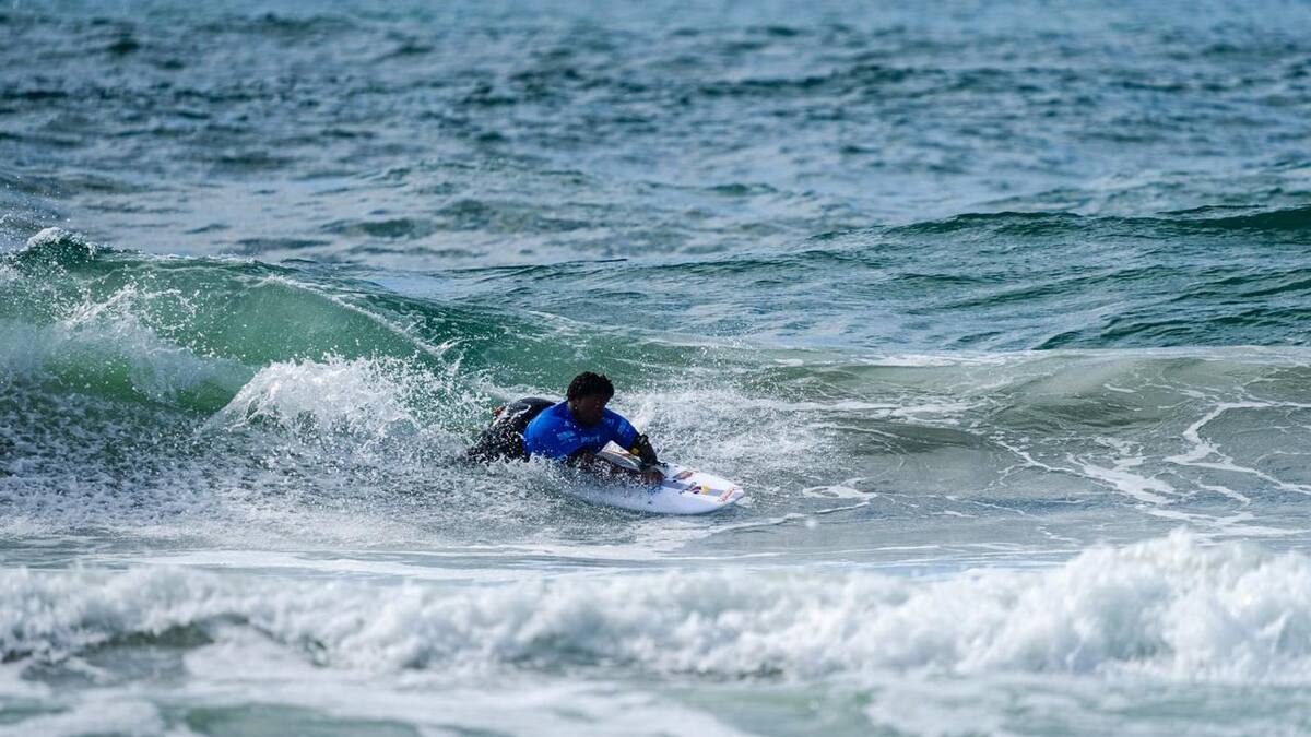 Cuando estoy en una ola siento que vuelo: Freddy Marimon, surfista con movilidad reducida