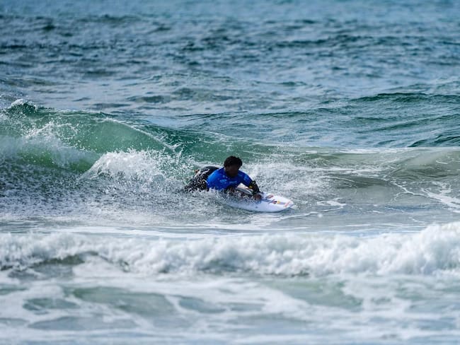 Cuando estoy en una ola siento que vuelo: Freddy Marimon, surfista con movilidad reducida
