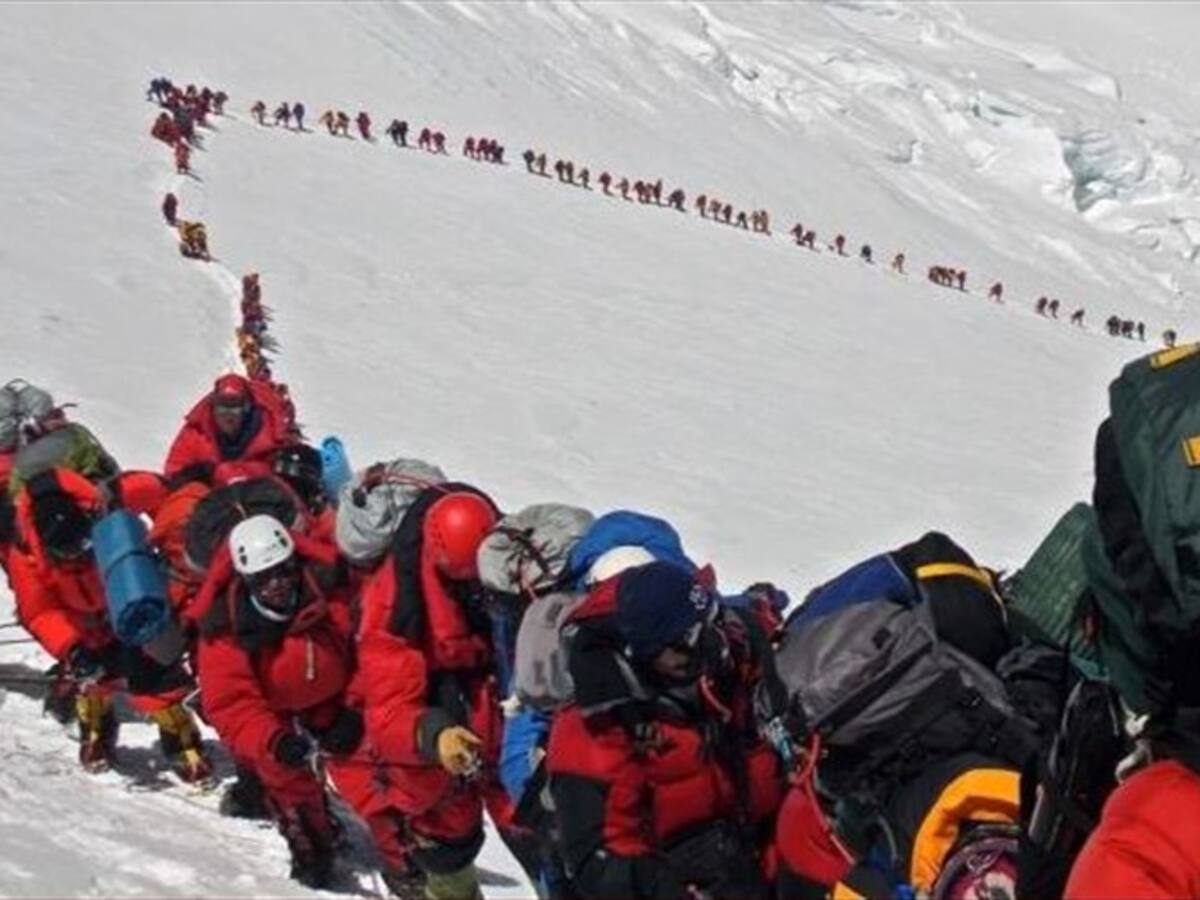 Tras largas filas en el Everest se limitará el número de subidas diarias a la montaña