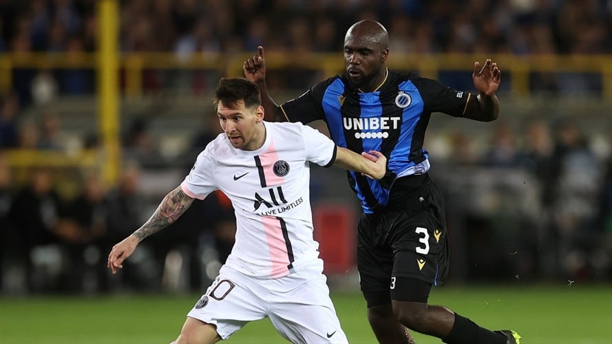 Lionel Messi y Éder Álvarez Balanta en el partido entre PSG y Brujas por Champions League. Foto: Lars Baron/Getty Images