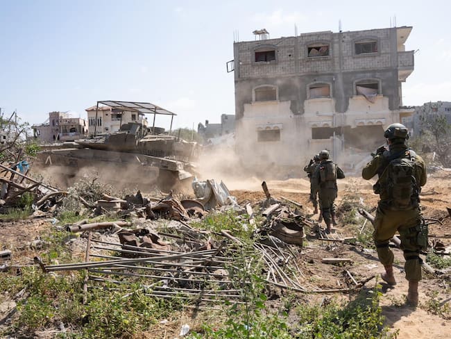 -FOTODELDIA- JERUSALÉN, 18/04/2024.- El Ejército israelí continuó, en el 195 día consecutivo, el bombardeo y los ataques de artillería en el norte y sur de la Franja de Gaza, en esta última zona causando la muerte de al menos siete civiles de una misma familia tras el derribo de su vivienda en Jan Yunis, de donde también se han recuperado otros cuerpos sin vida. Las tropas israelíes informaron este jueves de la muerte, en las últimas horas, de un supuesto alto oficial de Inteligencia de Hamás, identificado como Yussef Rafik Ahmed Shabat y encargado de tareas de seguridad en el ala de inteligencia militar del batallón de Beit Hanoun, norte del enclave. EFE/ Ejército Israelí SOLO USO EDITORIAL/SOLO DISPONIBLE PARA ILUSTRAR LA NOTICIA QUE ACOMPAÑA (CRÉDITO OBLIGATORIO)