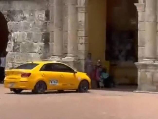 Taxista no respetó señales de tránsito, utilizó la Torre del Reloj como carretera