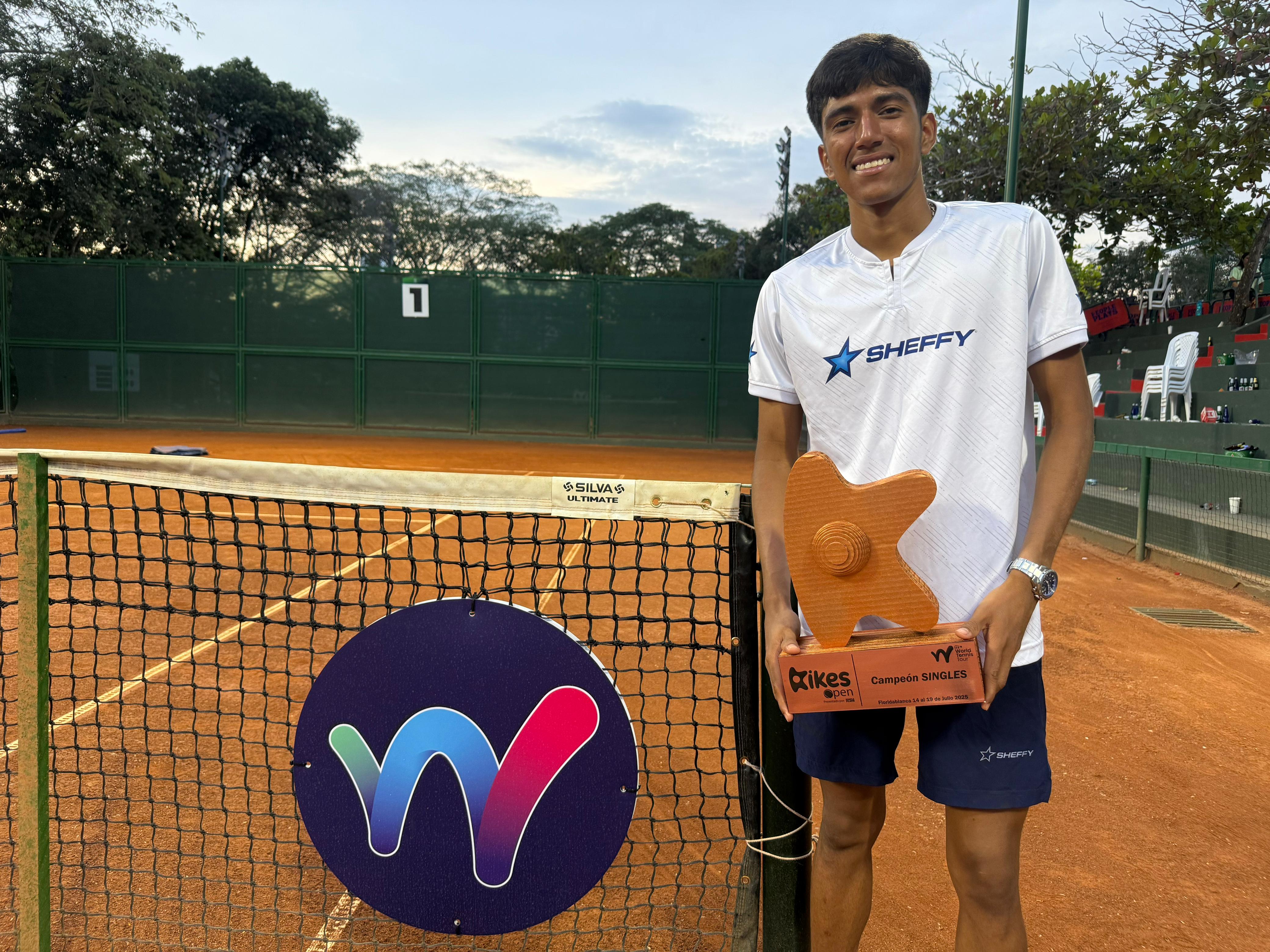 El tenista colombiano con el trofeo del ITF M15 de Bucaramanga. FOTO: Andrés Vargas Peraza - Match Tenis