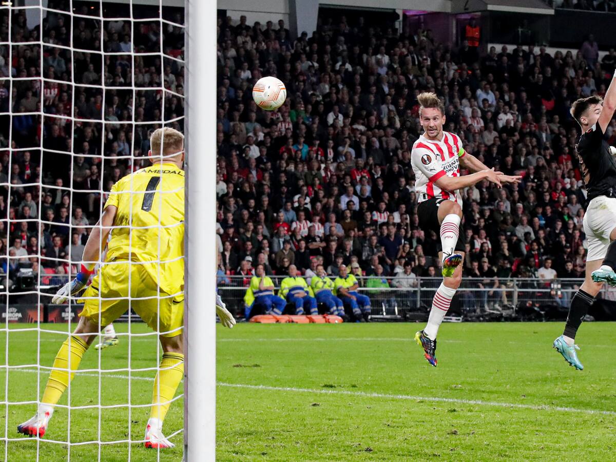 PSV derrotó 2-0 al Arsenal y aseguró su paso a la siguiente ronda