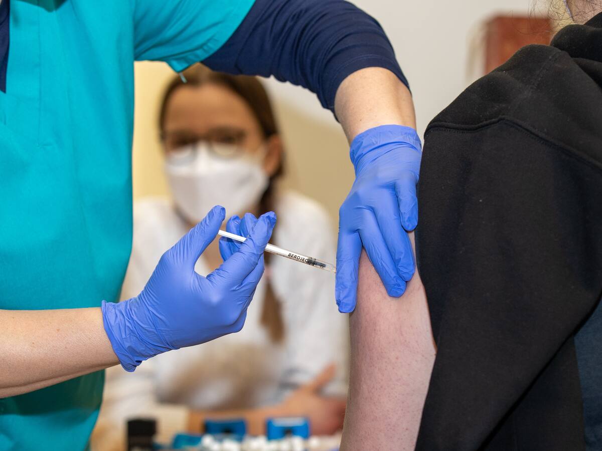 En Europa advierten que la vacuna no es suficiente para detener la variante ómicron