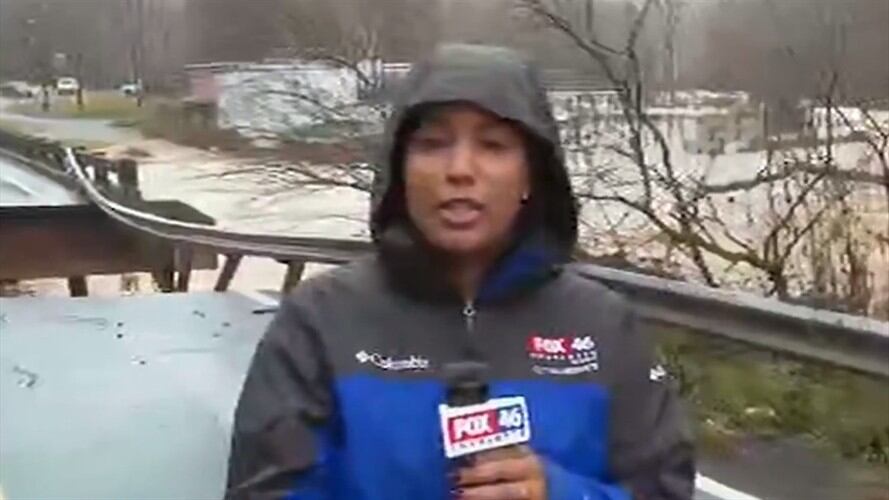 Mientras emitía en vivo en el puente Hiddenite, condado de Alexander, un trozo de la estructura colapsó . Foto: Captura