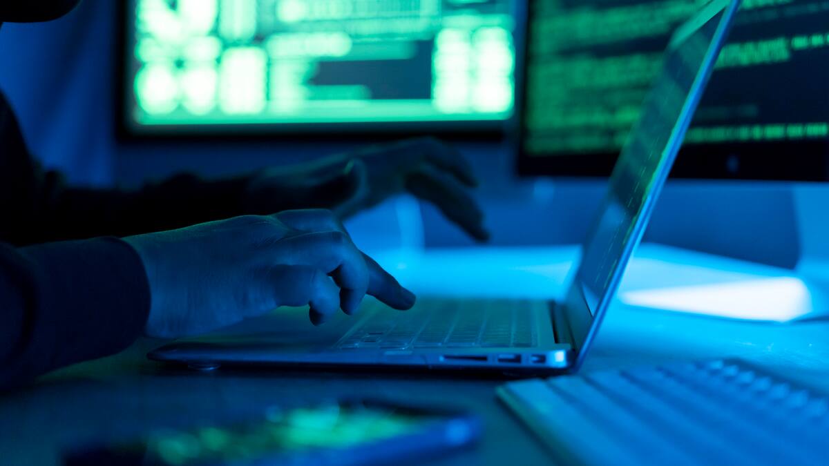 Hombre robó 3 millones de dólares antes de los 18 años y ahora enseña a prevenir fraudes