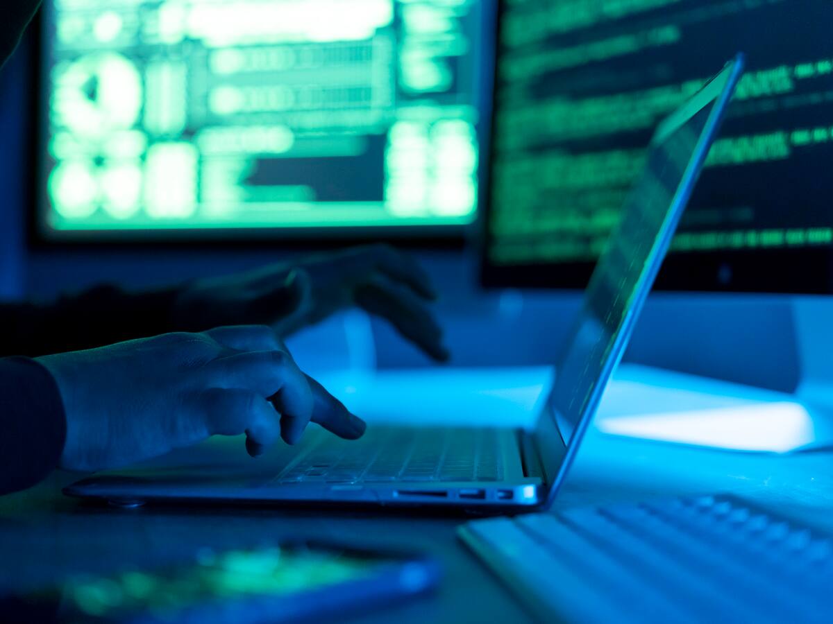 Hombre robó 3 millones de dólares antes de los 18 años y ahora enseña a prevenir fraudes