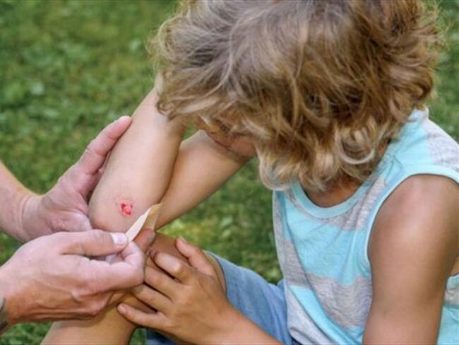 El agua de la canilla es tan efectiva como las soluciones salinas para lavar heridas y raspones, según la Academia de Colegios Médicos del Reino Unido. Foto: Thinkstock, tomada de BBC Mundo.