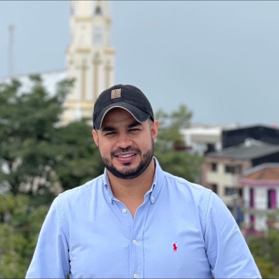 Marlon Cruz aclaró que en el momento del ataque no se encontraba en compañía del alcalde Luis Ortega. Foto: Cortesía.