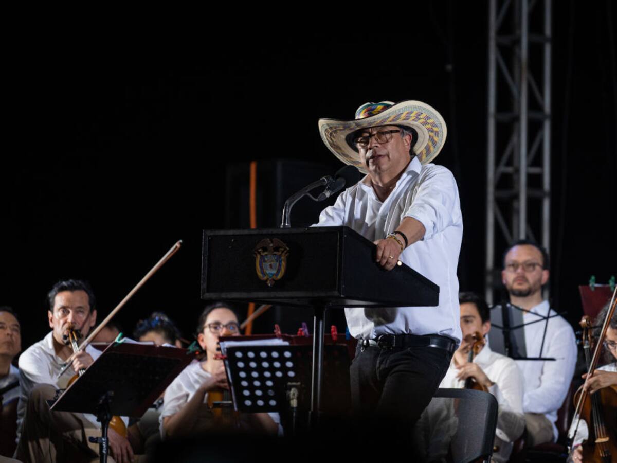 Petro pide respuestas al Ejército por dragas de minería ilegal en Chocó