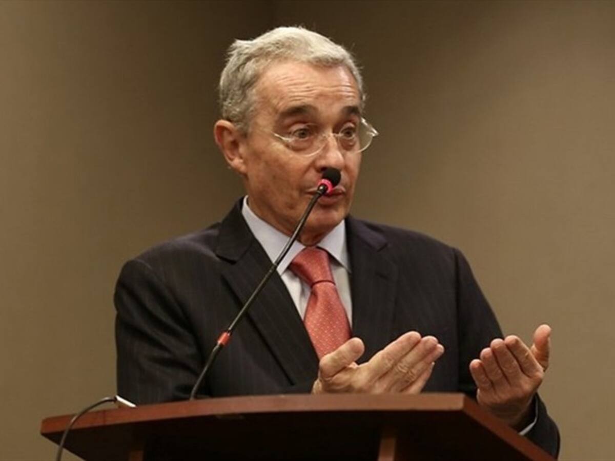 Defiendo mi honra con vehemencia pero no violo leyes: Uribe