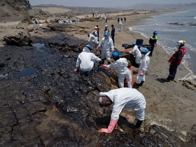 Derrame de petróleo en Perú: la tragedia ambiental deja 20 playas envenenadas