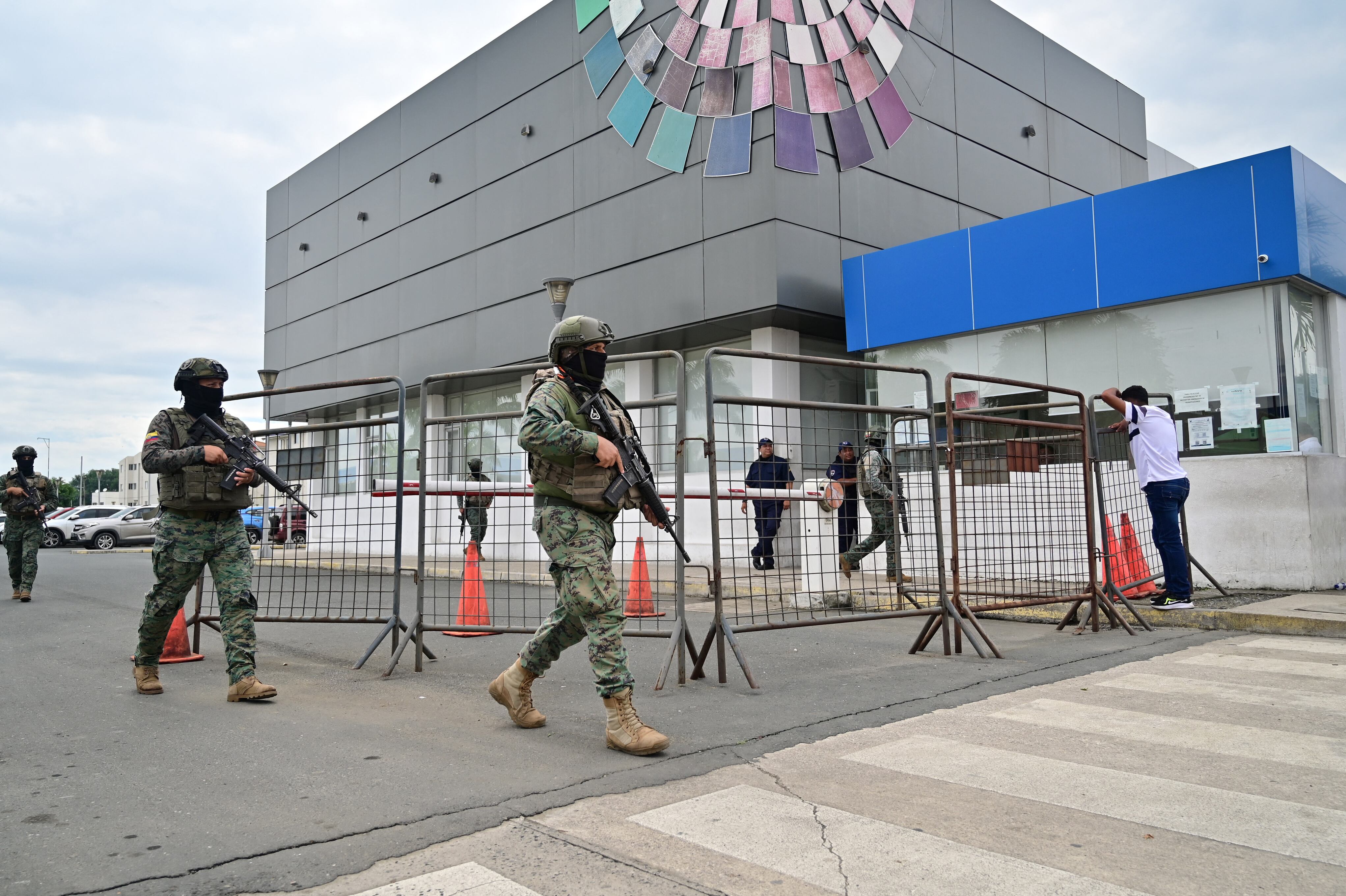 Imagen de referencia de miembros de las fuerzas armadas de Ecuador en Guayaquil el 14 de febrero de 2025. AFP vía Getty Images
