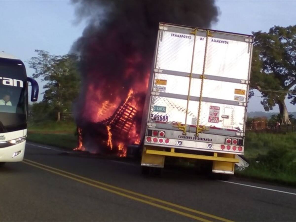 Dos heridos tras choque de dos camiones en la vía Barranquilla – Cartagena